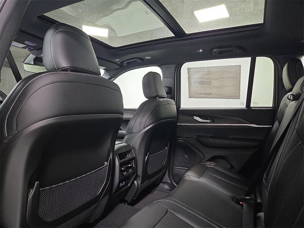 new 2025 Jeep Grand Cherokee car, priced at $49,074