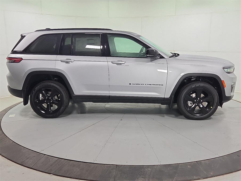 new 2025 Jeep Grand Cherokee car, priced at $49,074