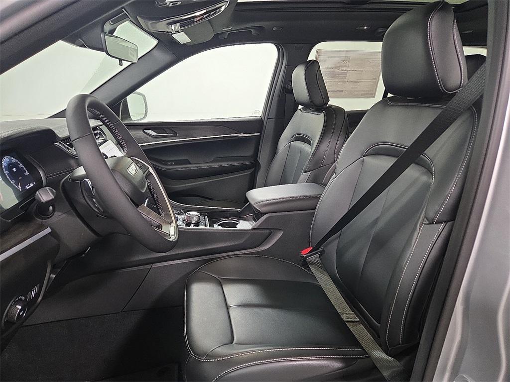 new 2025 Jeep Grand Cherokee car, priced at $49,074