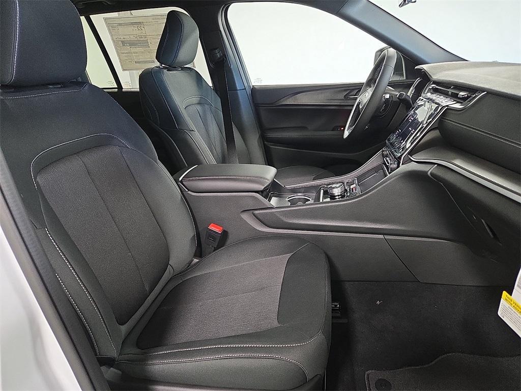 new 2025 Jeep Grand Cherokee car, priced at $38,196