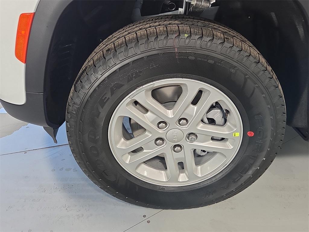 new 2025 Jeep Grand Cherokee car, priced at $38,196