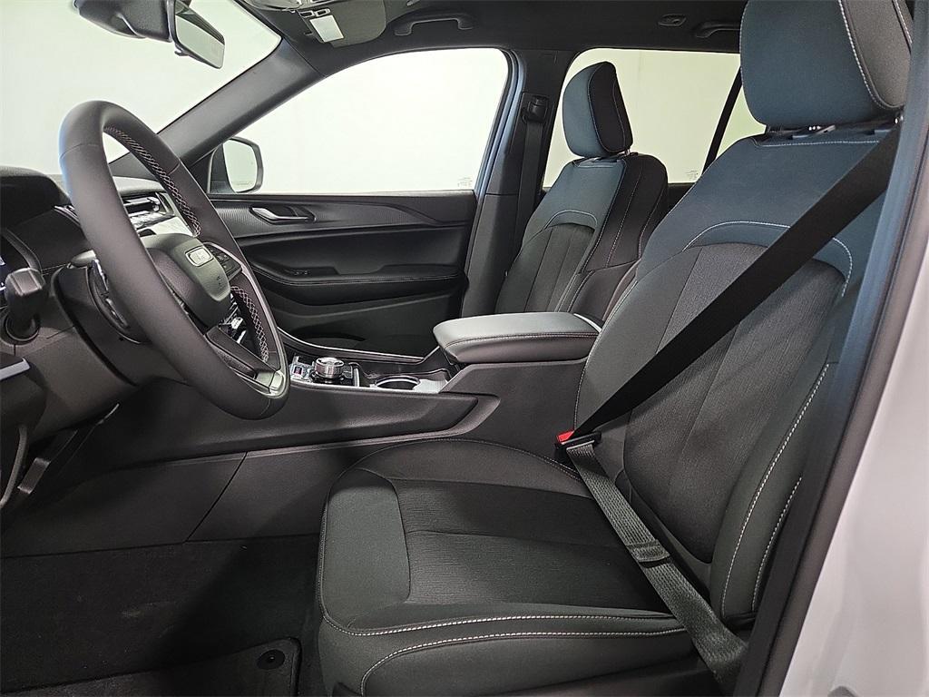 new 2025 Jeep Grand Cherokee car, priced at $38,196