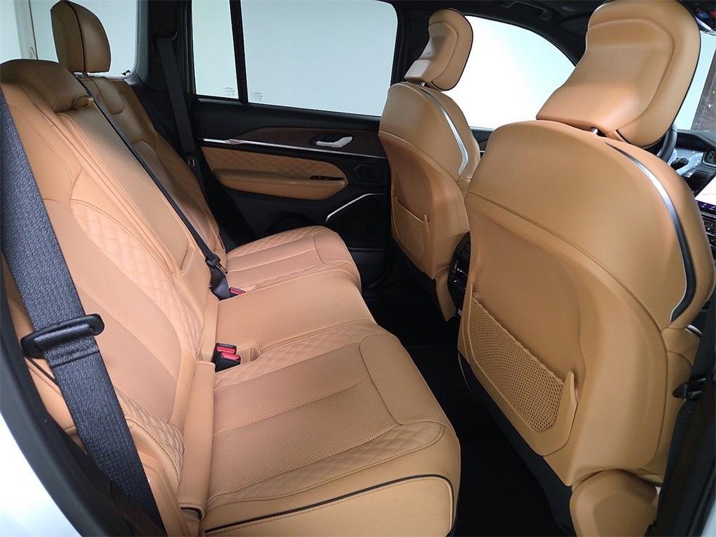 new 2025 Jeep Grand Cherokee car, priced at $59,988