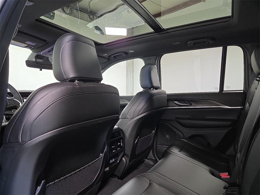 new 2025 Jeep Grand Cherokee car, priced at $49,054