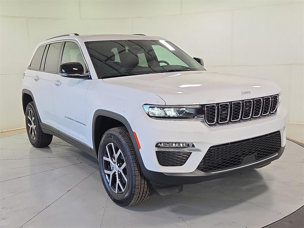 new 2025 Jeep Grand Cherokee car, priced at $45,702