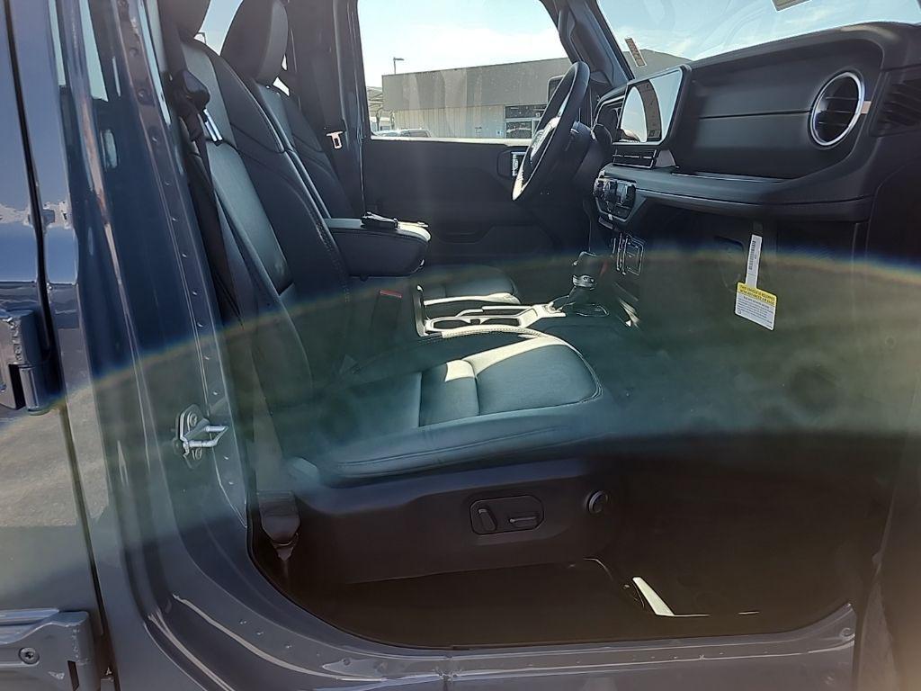 new 2025 Jeep Gladiator car, priced at $42,750