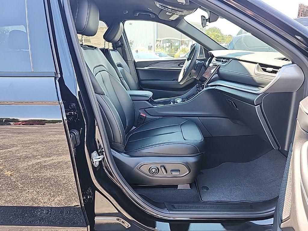 new 2025 Jeep Grand Cherokee car, priced at $40,747