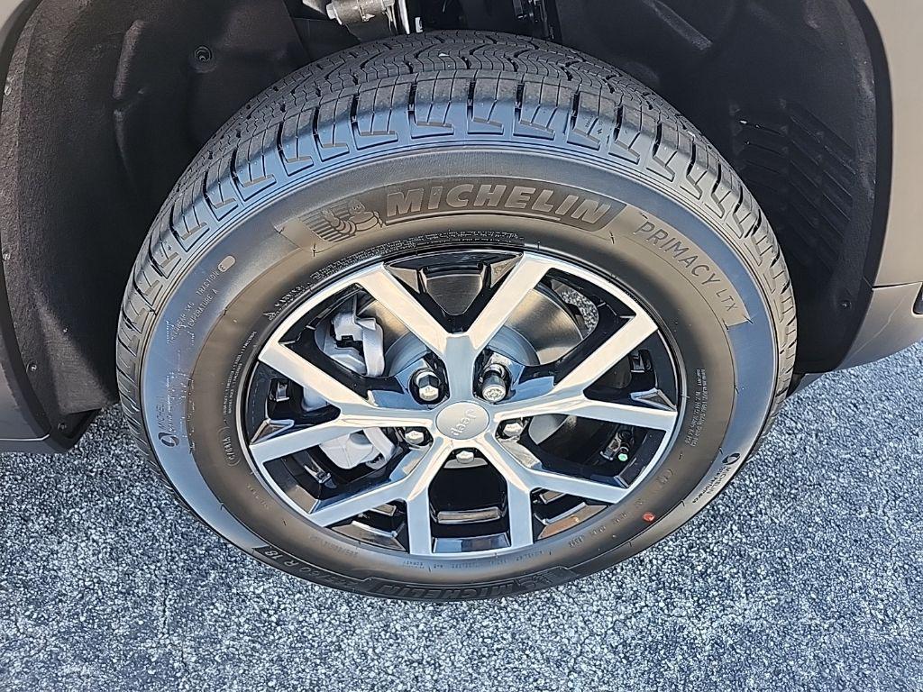 new 2025 Jeep Grand Cherokee car, priced at $40,747