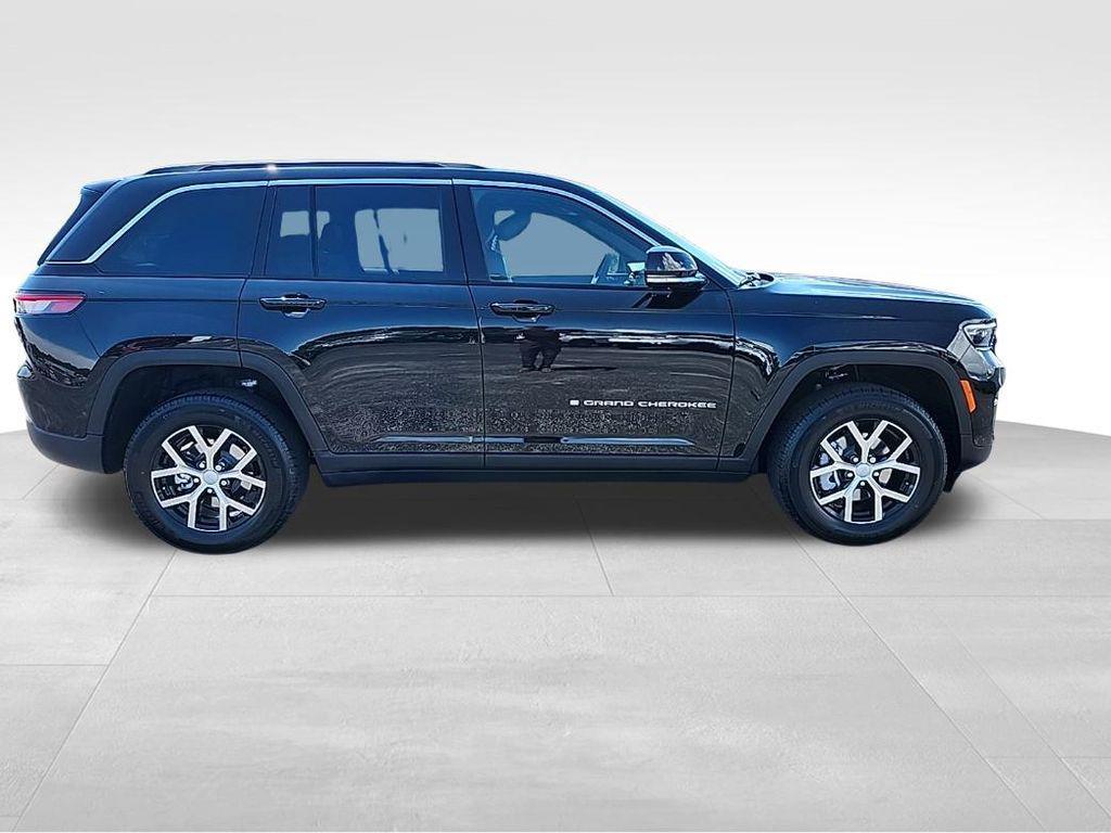 new 2025 Jeep Grand Cherokee car, priced at $40,747