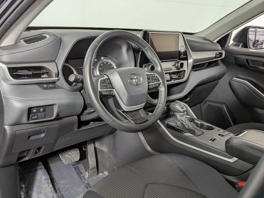 used 2025 Toyota Highlander car, priced at $35,344