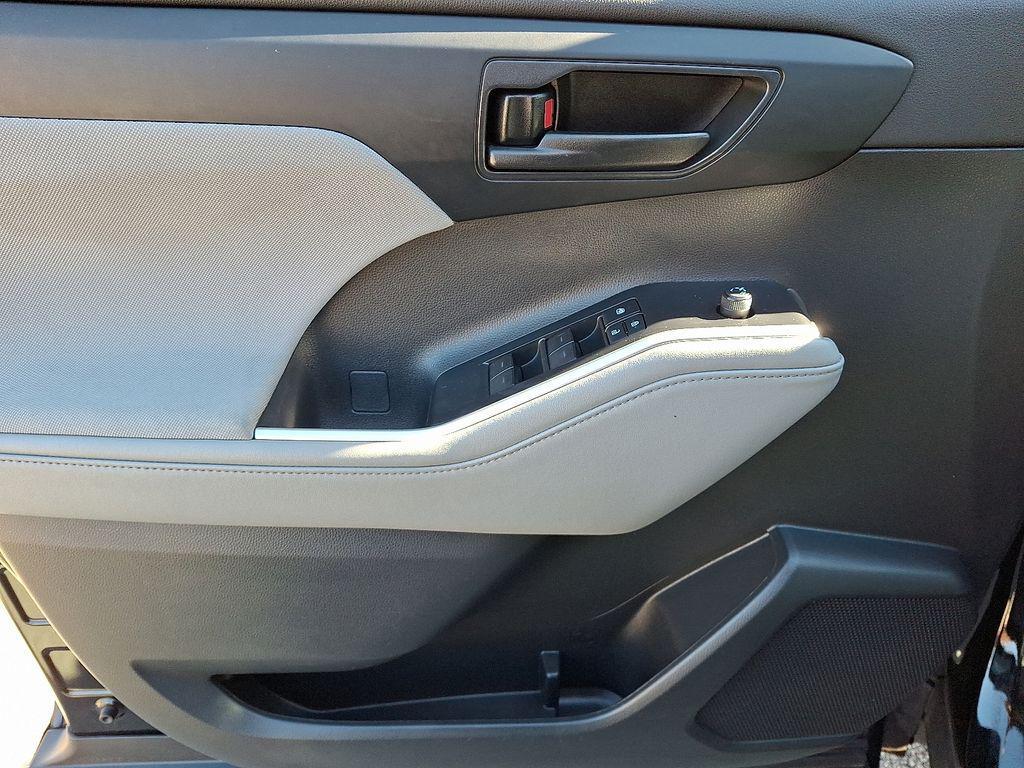 used 2021 Toyota Highlander Hybrid car, priced at $28,799