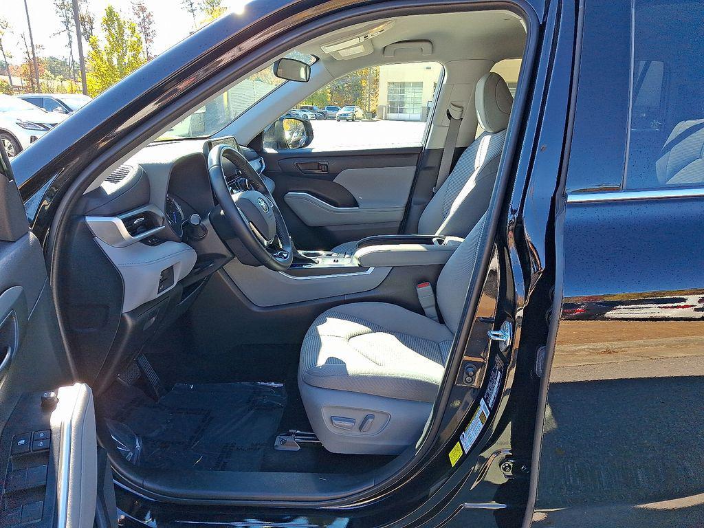 used 2021 Toyota Highlander Hybrid car, priced at $28,799