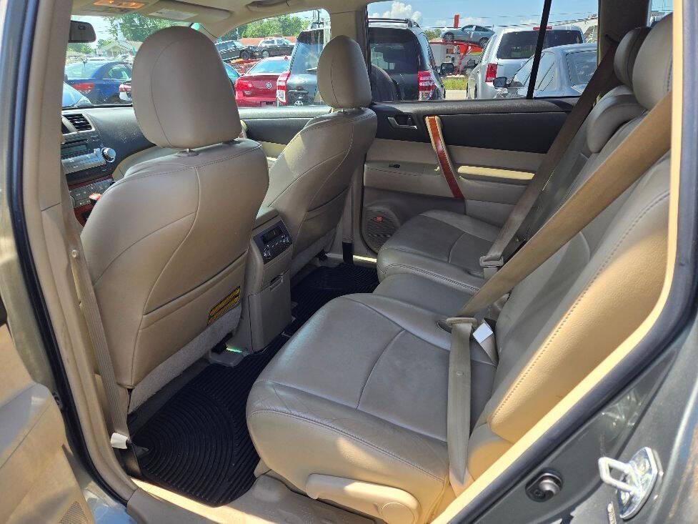 used 2010 Toyota Highlander car, priced at $12,550