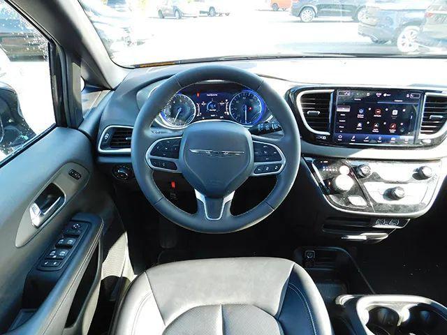 used 2025 Chrysler Pacifica car, priced at $28,495