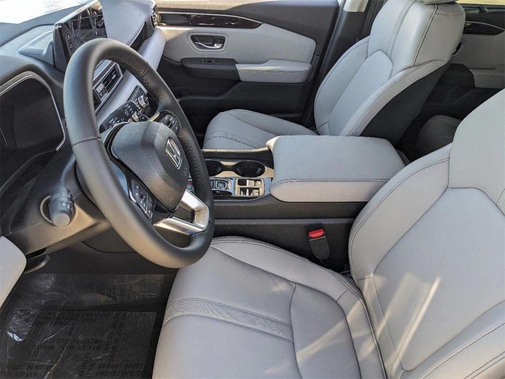 new 2025 Honda Pilot car, priced at $43,681