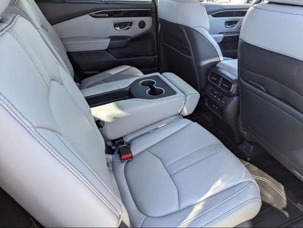 new 2025 Honda Pilot car, priced at $45,670