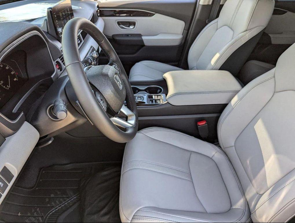 new 2025 Honda Pilot car, priced at $45,670