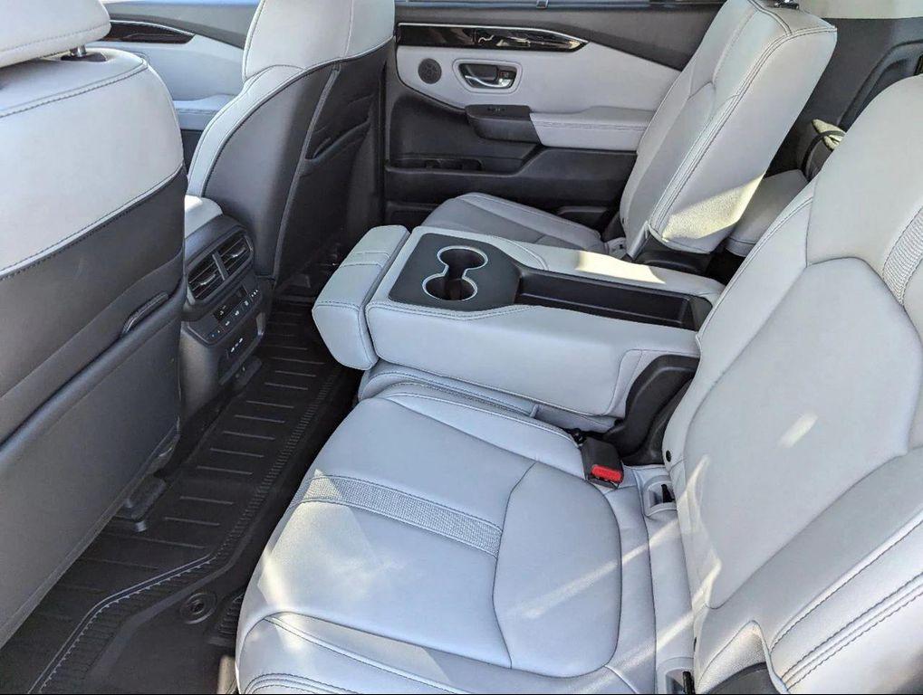 new 2025 Honda Pilot car, priced at $45,670