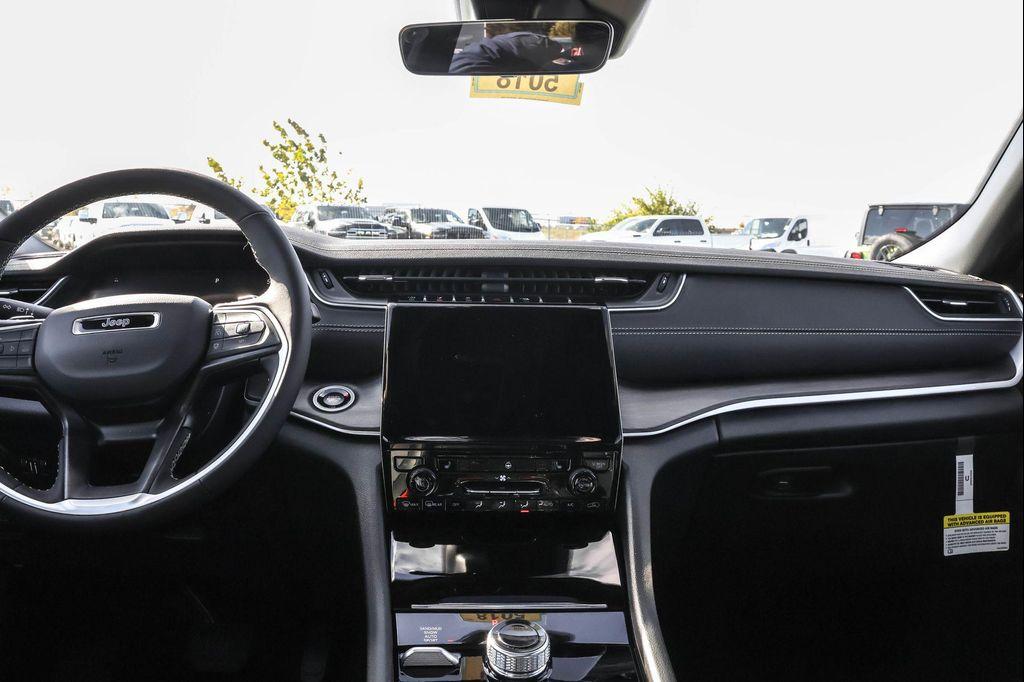 new 2025 Jeep Grand Cherokee car, priced at $45,810