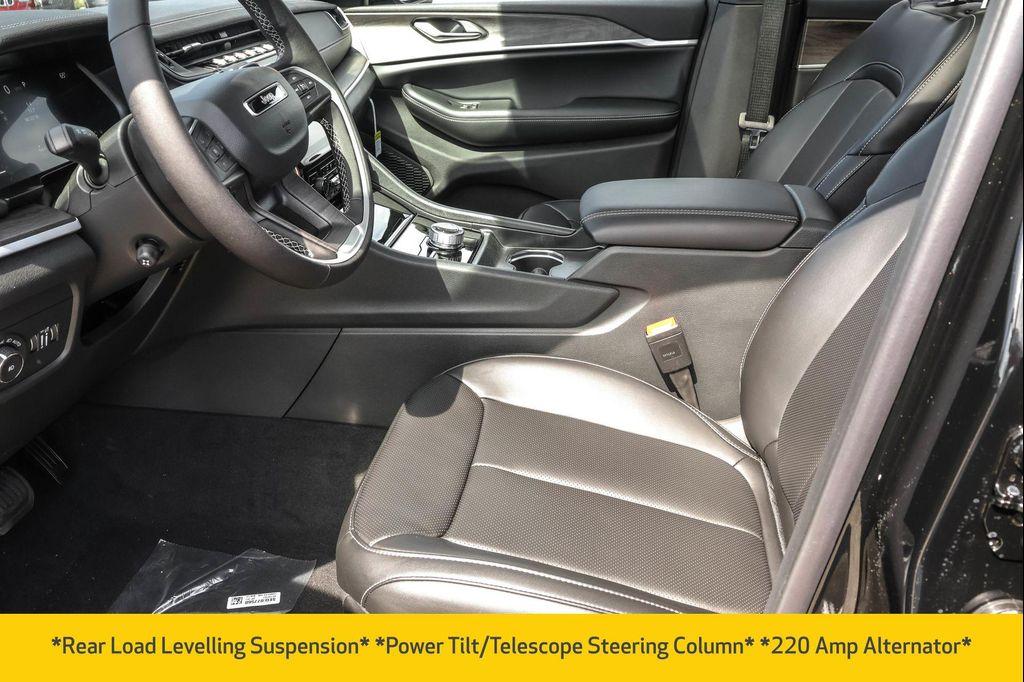 new 2025 Jeep Grand Cherokee car, priced at $45,176