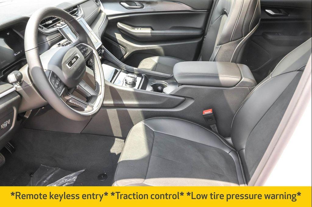 new 2025 Jeep Grand Cherokee car, priced at $38,780