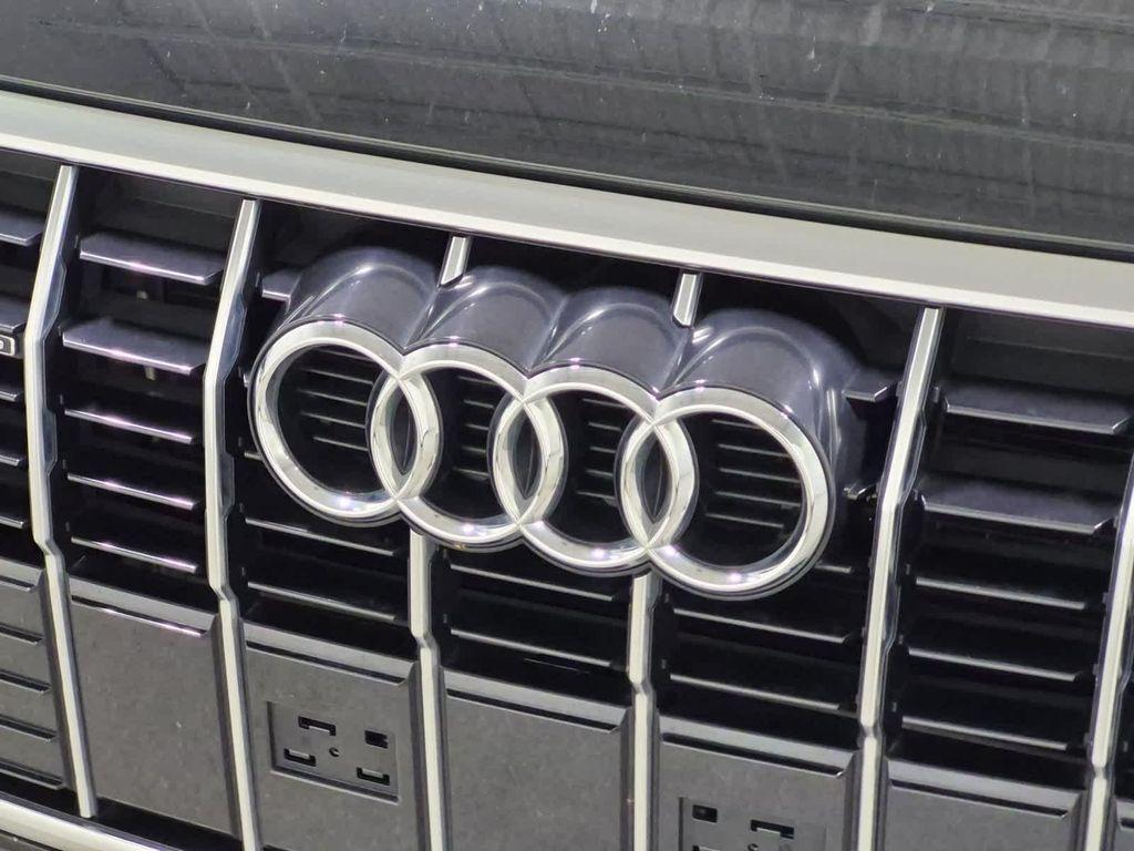 Audi Q3 view 12