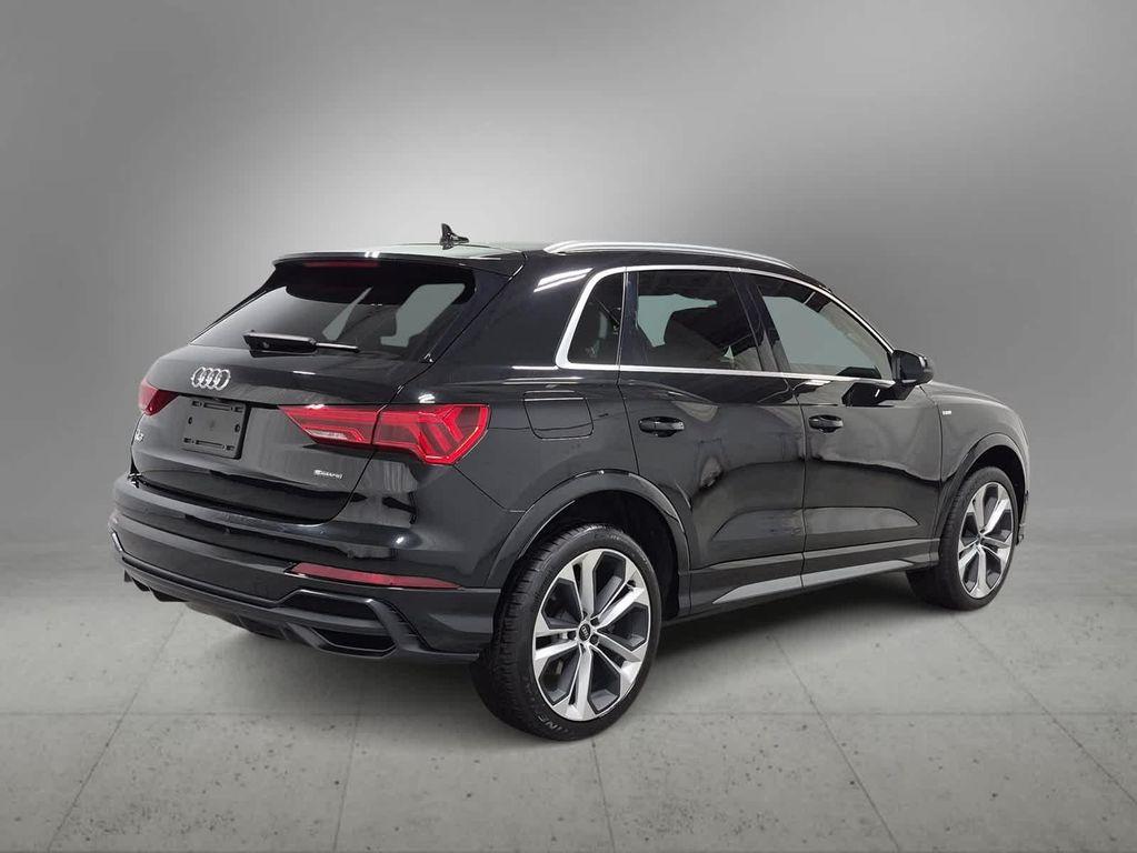 Audi Q3 view 8