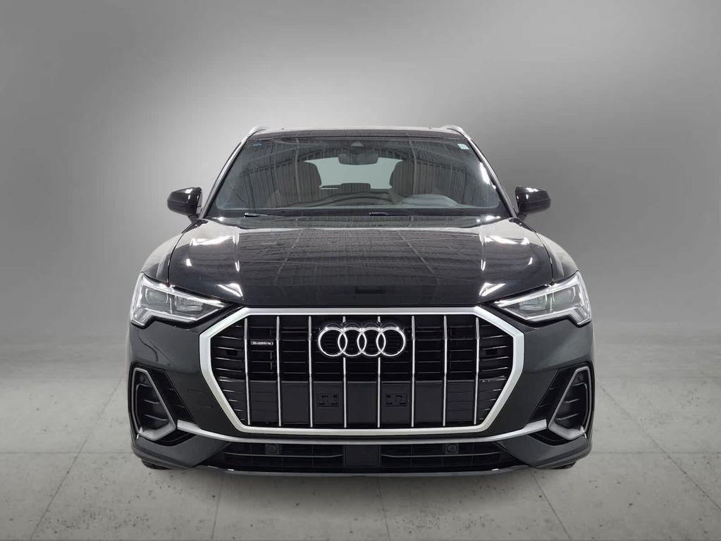 Audi Q3 view 3