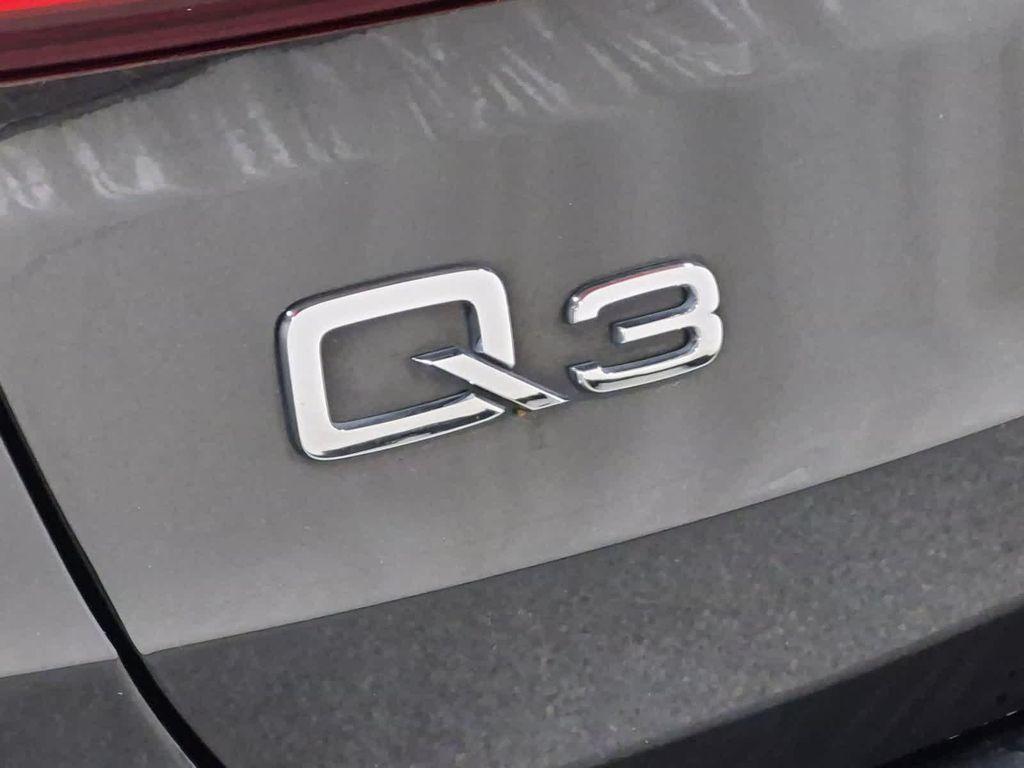 Audi Q3 view 13