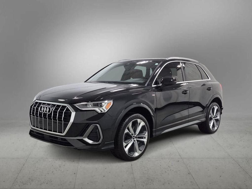 Audi Q3 view 4