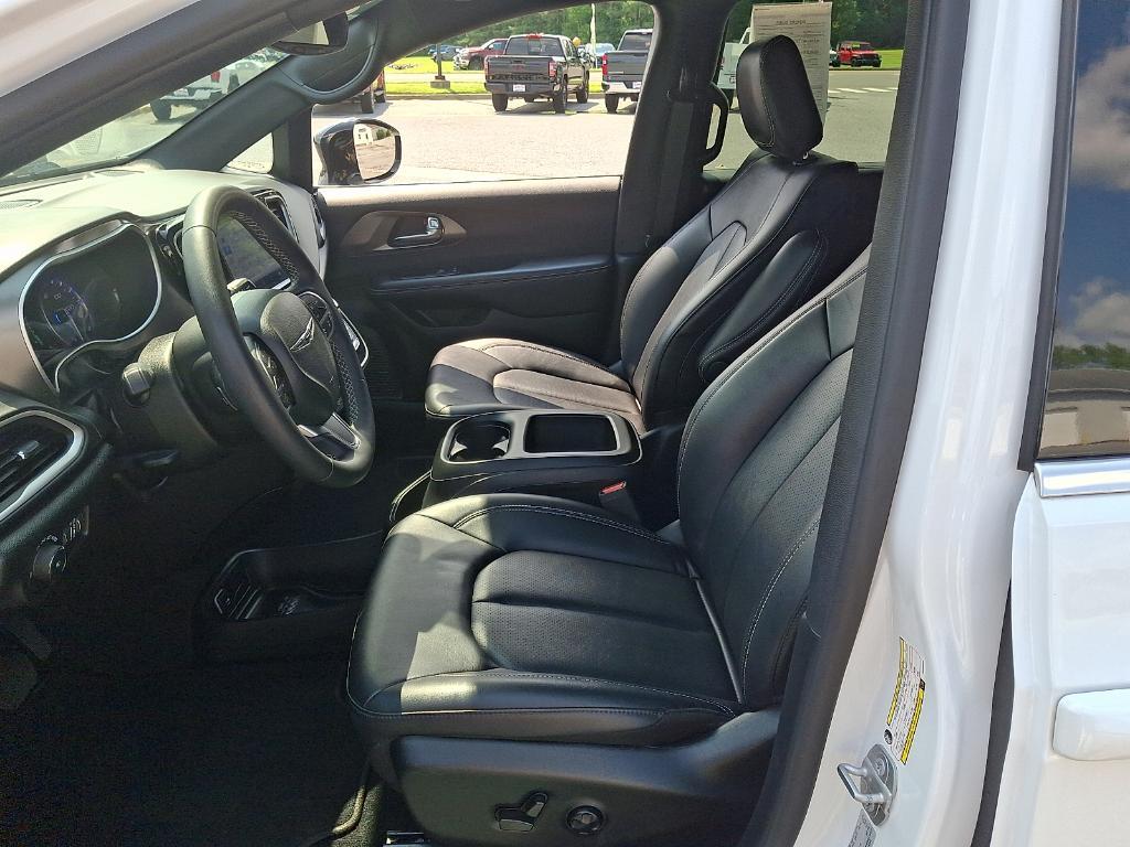 used 2025 Chrysler Pacifica car, priced at $30,494