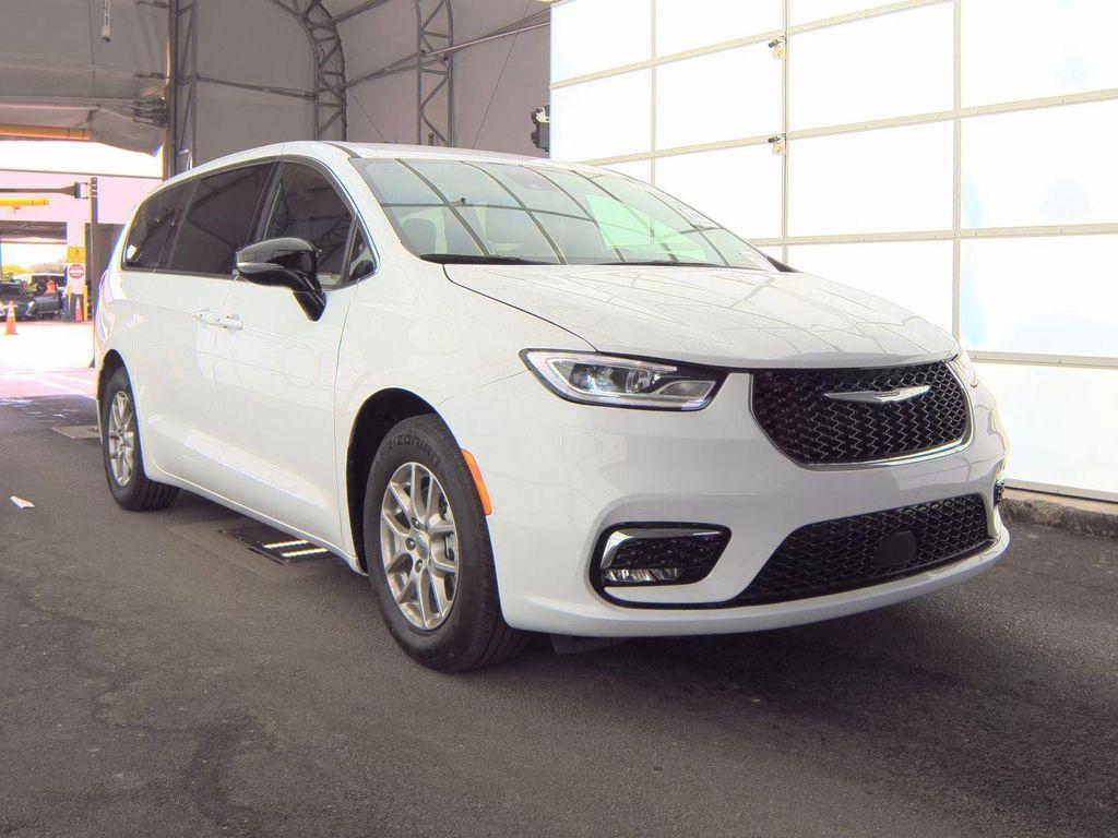 used 2025 Chrysler Pacifica car, priced at $29,495
