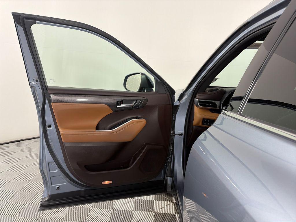 used 2021 Toyota Highlander car, priced at $34,999
