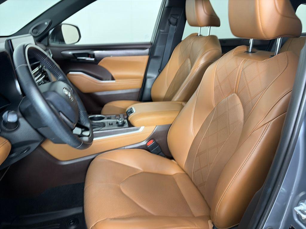 used 2021 Toyota Highlander car, priced at $34,999