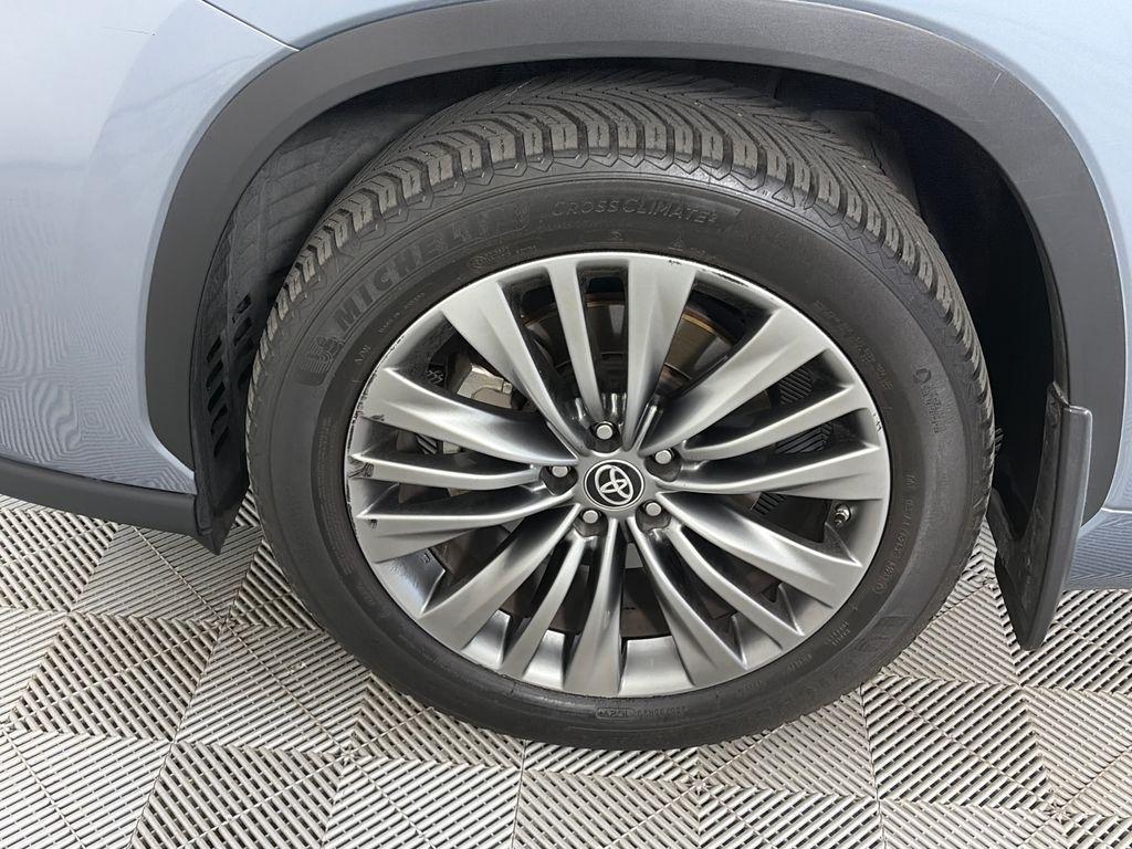 used 2021 Toyota Highlander car, priced at $34,999