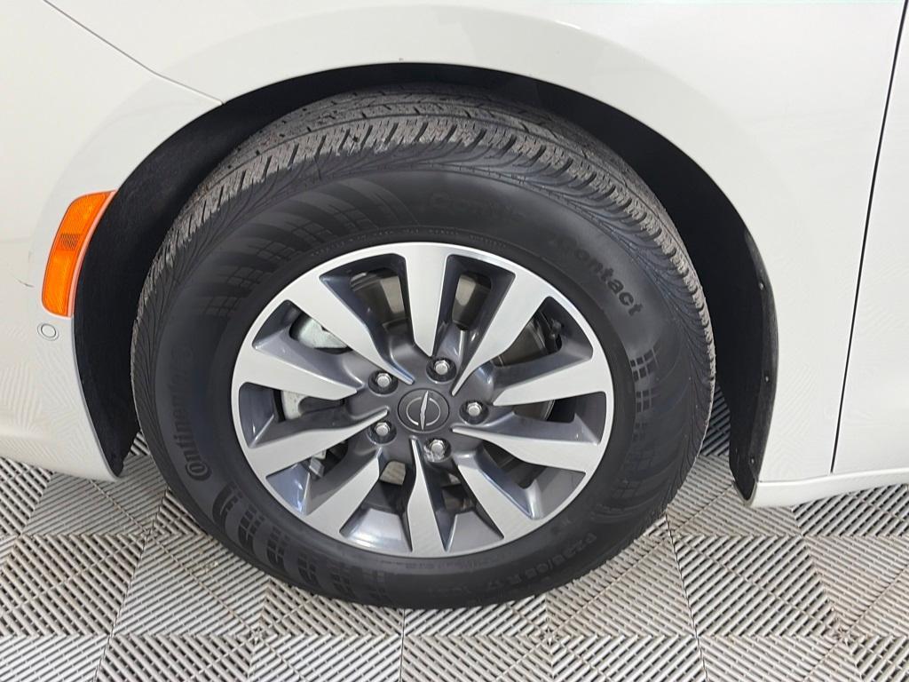 used 2021 Chrysler Pacifica Hybrid car, priced at $19,791