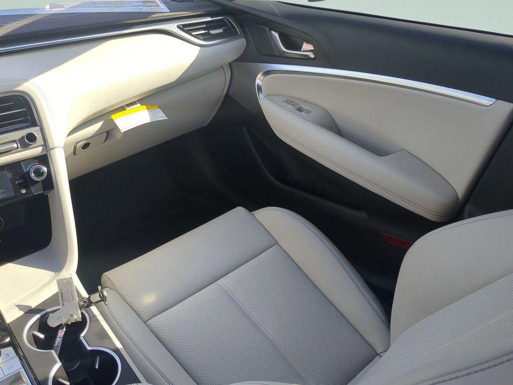 new 2025 Genesis G70 car