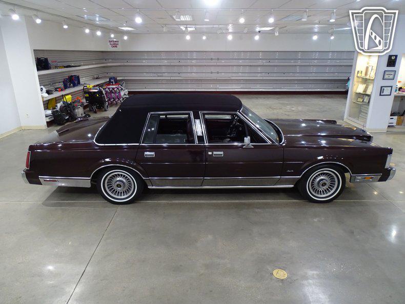 used 1988 Lincoln Town Car car, priced at $10,500
