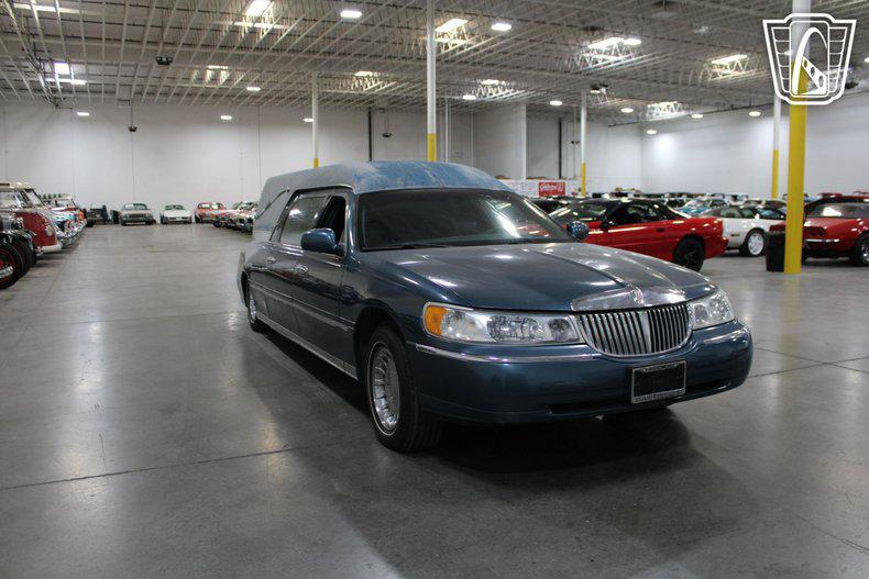 used 2001 Lincoln Town Car car, priced at $8,500