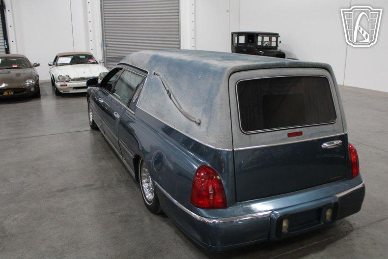used 2001 Lincoln Town Car car, priced at $8,500