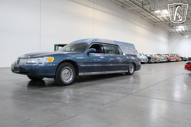 used 2001 Lincoln Town Car car, priced at $8,500