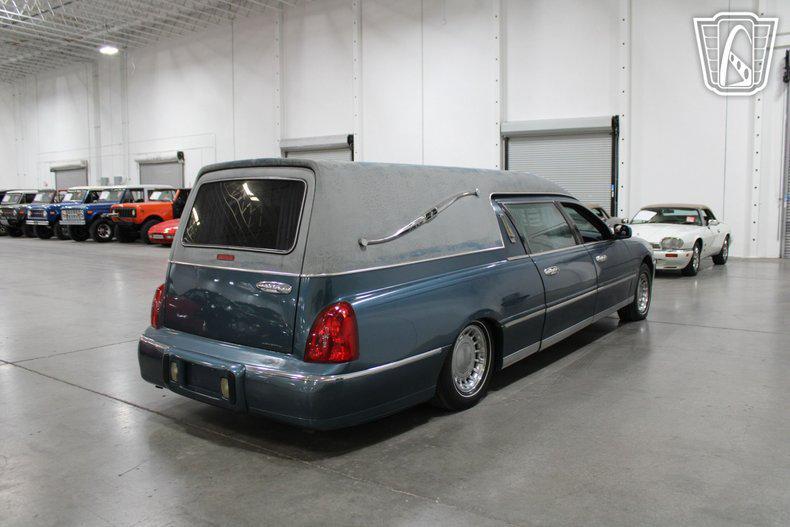 used 2001 Lincoln Town Car car, priced at $8,500