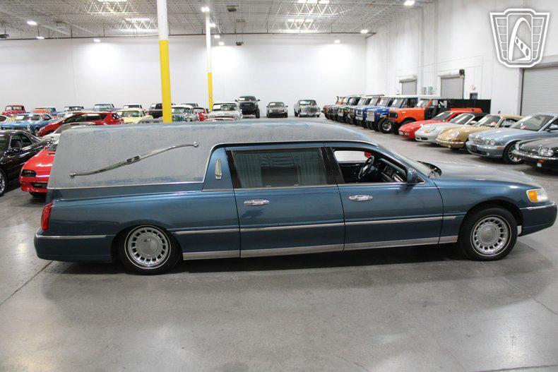 used 2001 Lincoln Town Car car, priced at $8,500