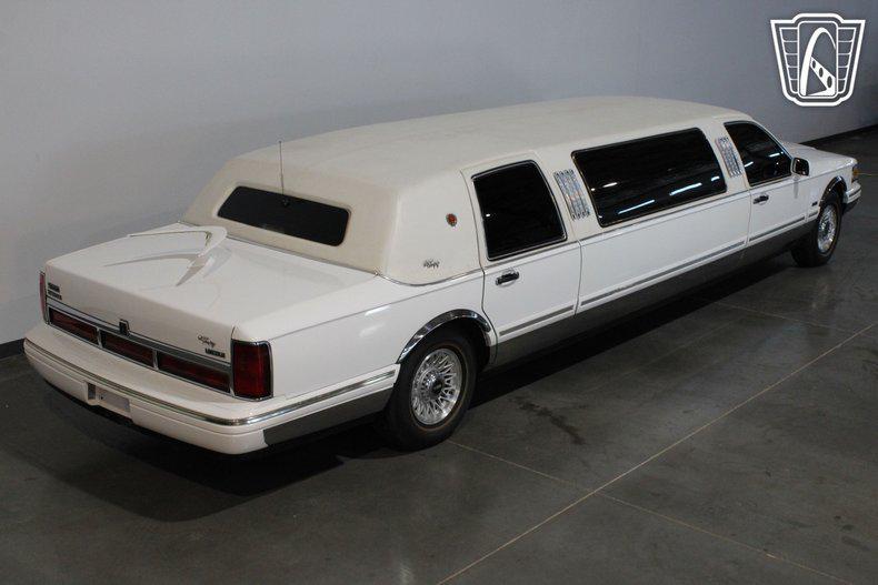 used 1996 Lincoln Town Car car, priced at $21,500