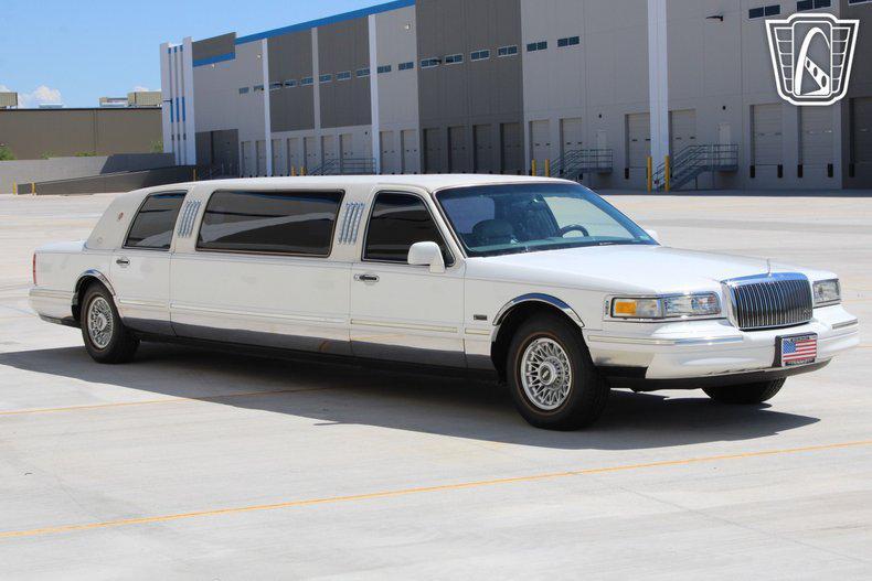 used 1996 Lincoln Town Car car, priced at $21,500