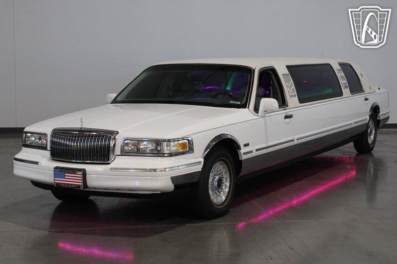 used 1996 Lincoln Town Car car, priced at $21,500