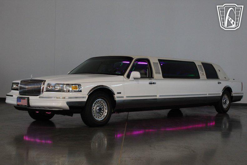used 1996 Lincoln Town Car car, priced at $21,500