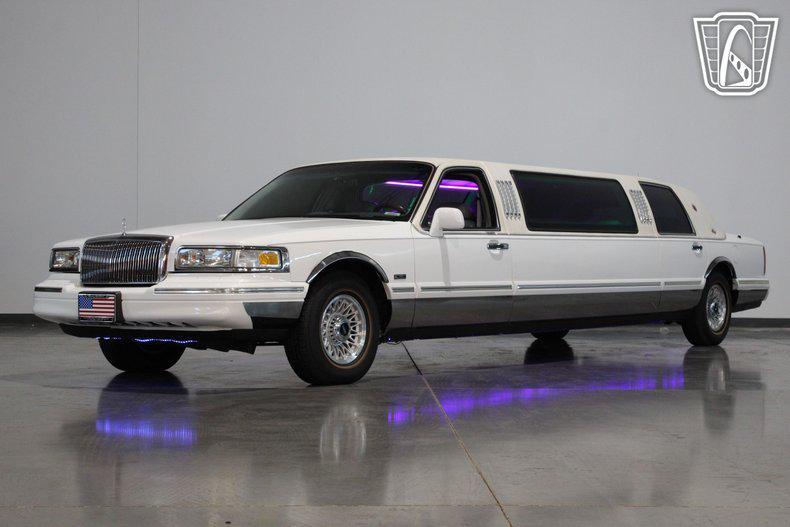 used 1996 Lincoln Town Car car, priced at $21,500