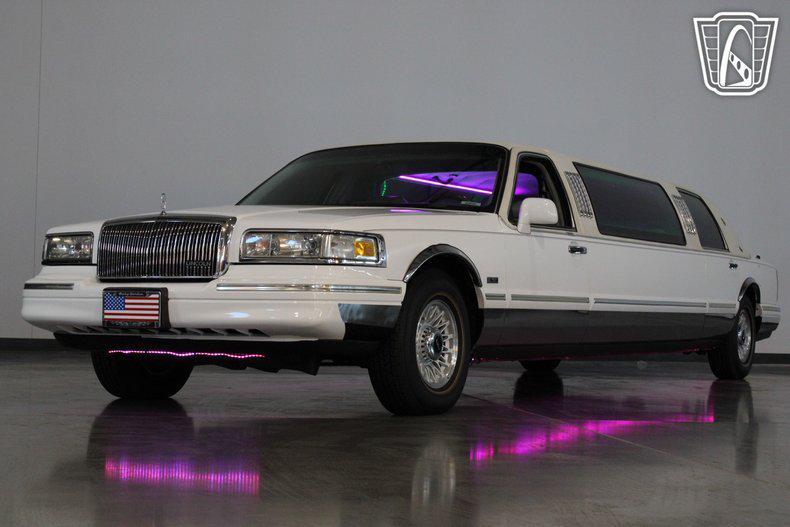 used 1996 Lincoln Town Car car, priced at $21,500