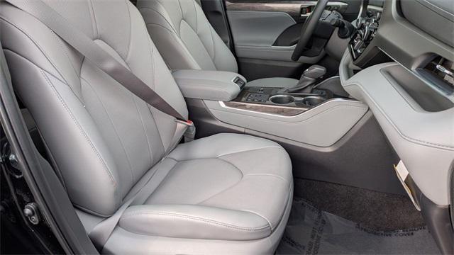used 2025 Toyota Highlander Hybrid car, priced at $54,500